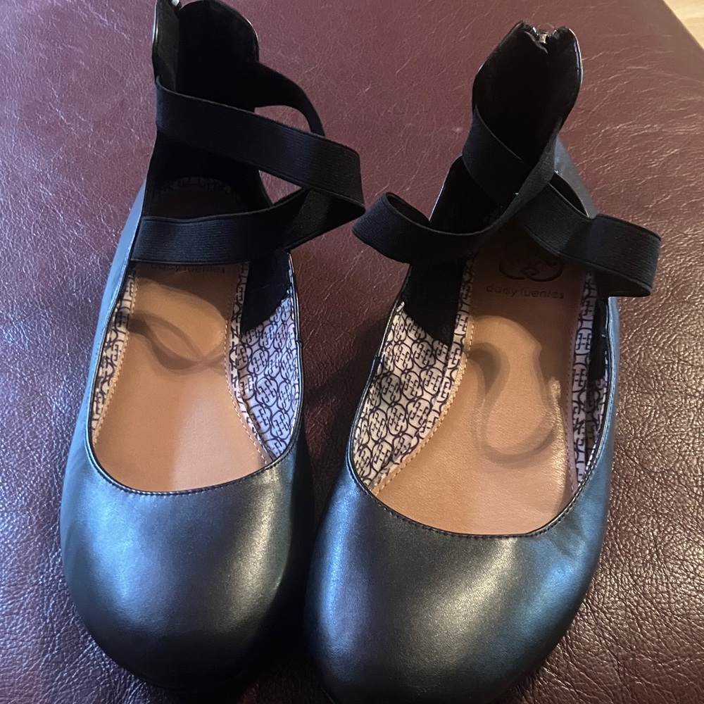 Daisy Fuentes Black Flats with Patterned Insole. Brand new wore maybe 2 times